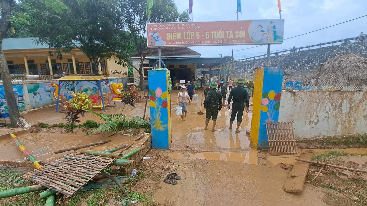 Điểm trường Tà Sỏi, xã Châu Hạnh trước và sau khi nước rút, khung cảnh hoang tàn, lấm lem bùn đất. Sáng ngày 28/9 thầy cô giáo, học sinh và lực lượng công an, bộ đội tham gia dọn dẹp tại trường.