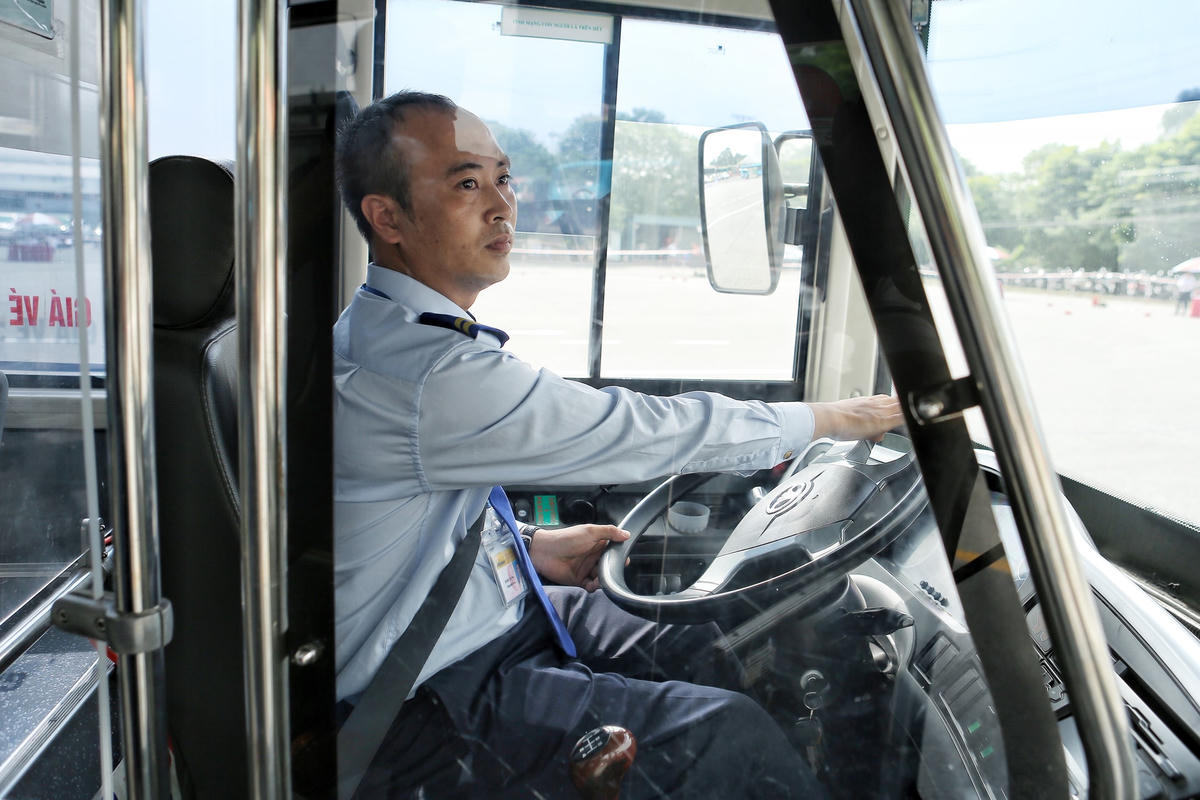 Các tuyển thủ đều chăm chú quan sát di chuyển.