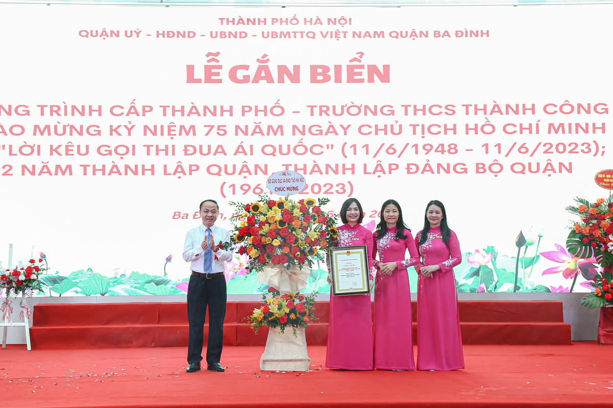 Ông Nguyễn Quang Tuấn - Phó Giám đốc Sở GDĐT Hà Nội tặng hoa chúc mừng nhà trường.