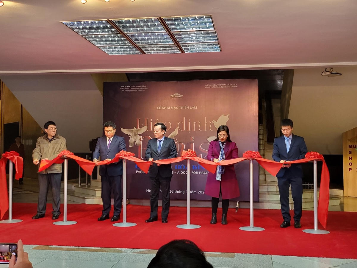 Cắt băng khai mạc trưng bày “Hiệp định Paris - Cánh cửa hòa bình”.