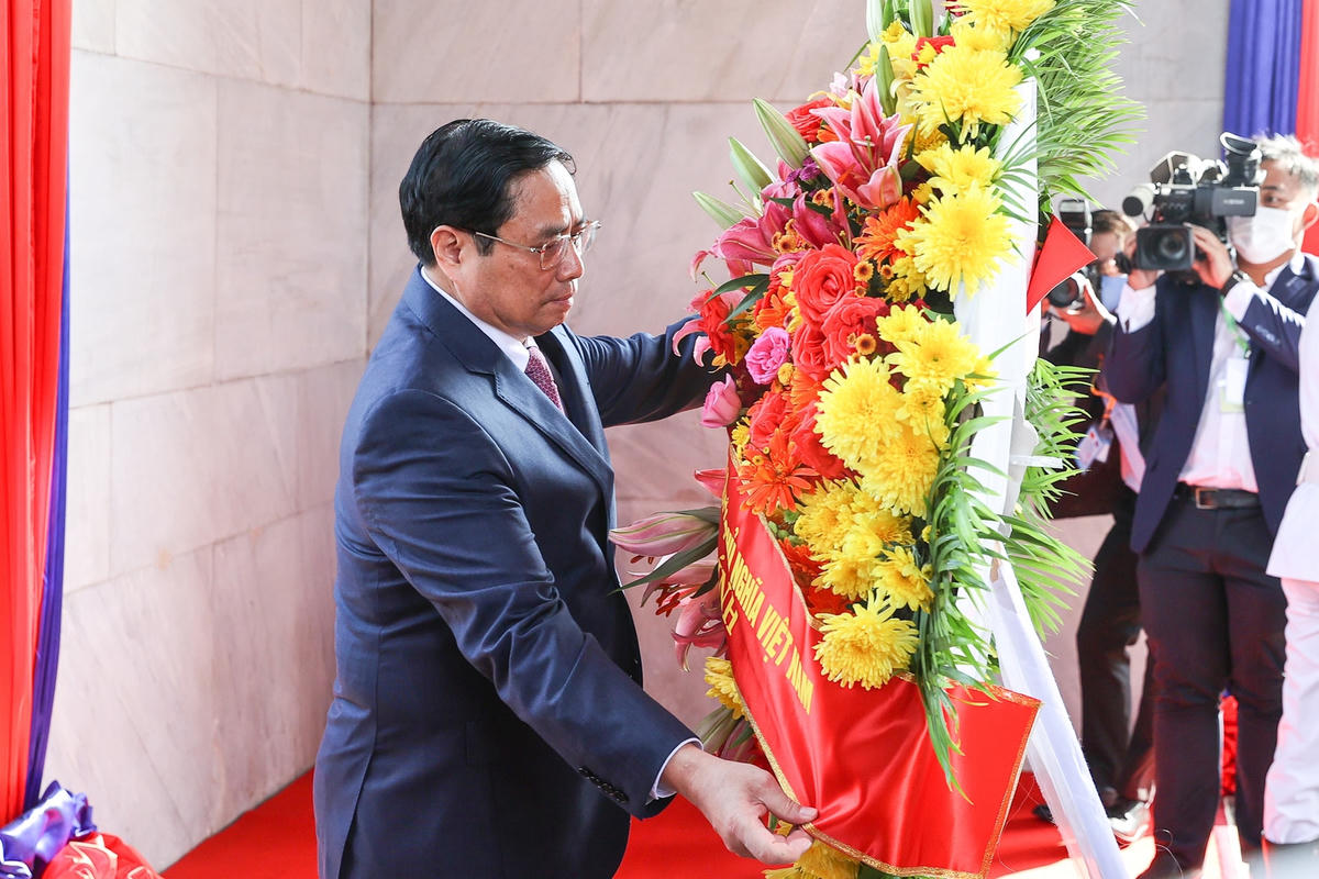 Thủ tướng Phạm Minh Chính đặt vòng hoa tại Đài Độc lập.