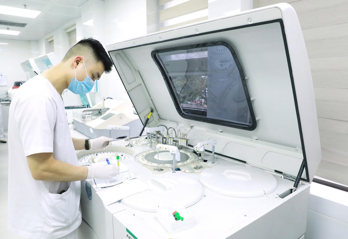 Nhân viên y tế làm công tác xét nghiệm.
