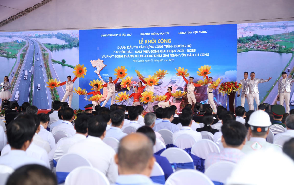 Quang cảnh buổi lễ khởi công. 