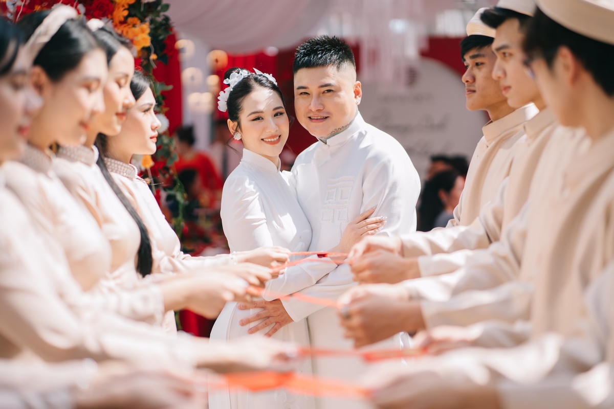 Vũ Duy Khánh hạnh phúc ngọt ngào bên vợ kém 10 tuổi