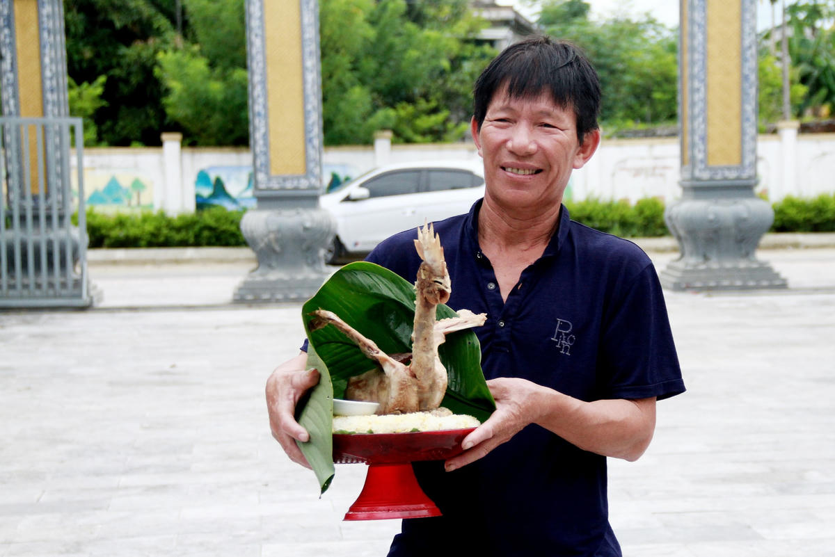 Ngoài thể hiện sự tài hoa, tâm huyết của người làm và lòng thành kính tổ tiên, tục bày mâm cúng ở xã Thạch Châu là một nét văn hóa riêng và cũng là dịp để con cháu tề tựu, gặp mặt đông đủ.