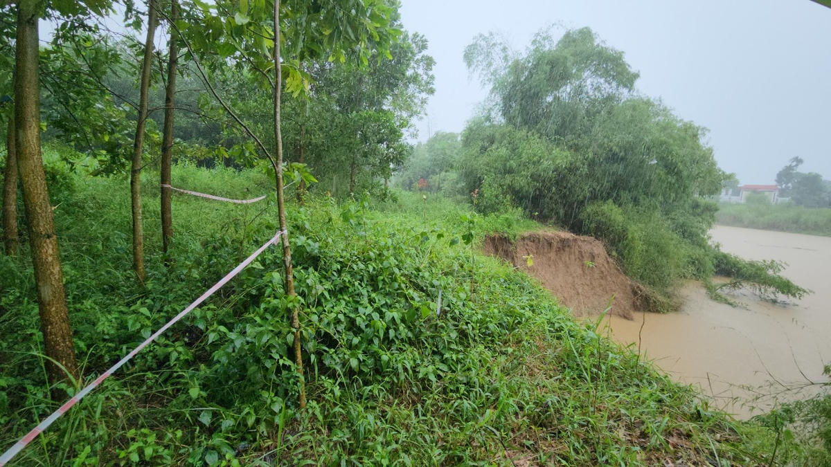 Mực nước sông Bưởi lên nhanh, đe dọa an toàn hàng chục hộ dân