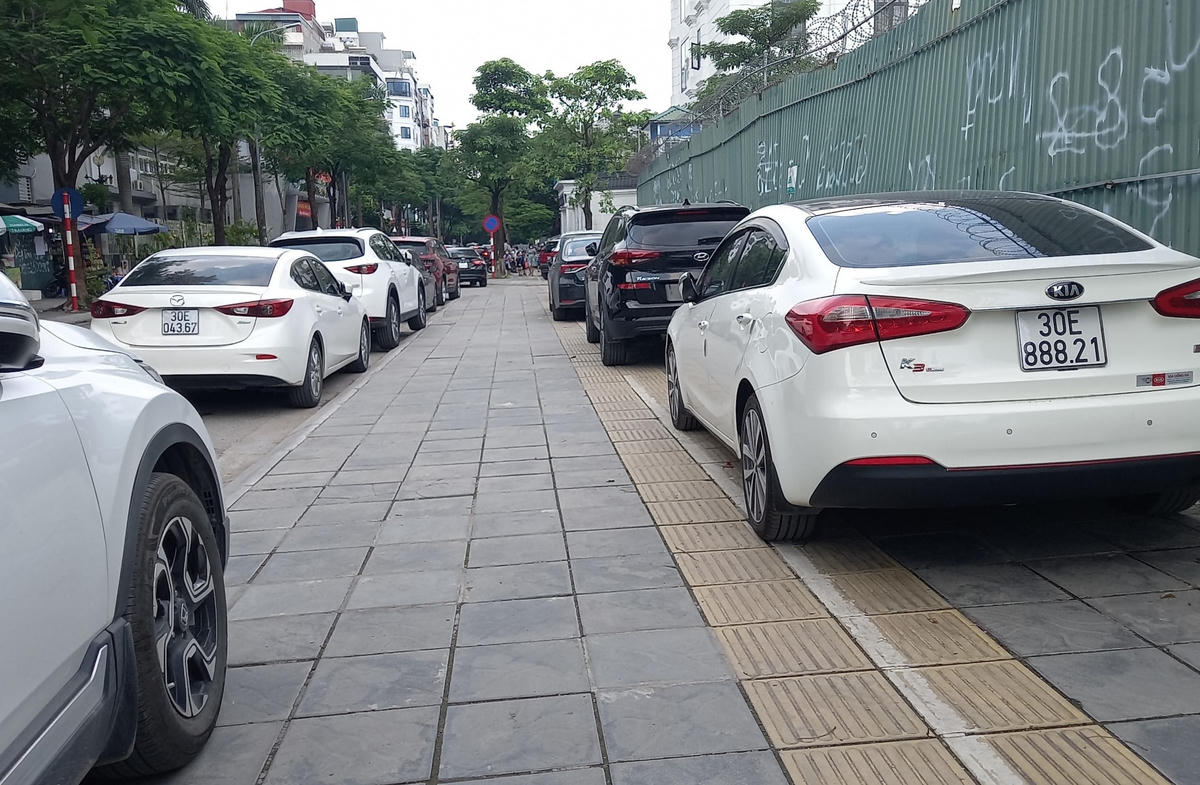 Cầu Giấy: Ô tô thỏa sức lấn chiếm lòng đường, vỉa hè dù có biển cấm đỗ