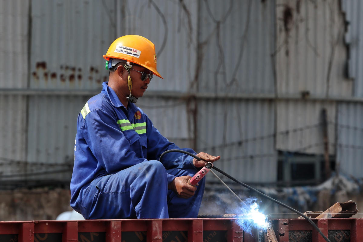 Hiện nay nhà thầu huy động 120 công nhân thi công 3 ca liên tục.