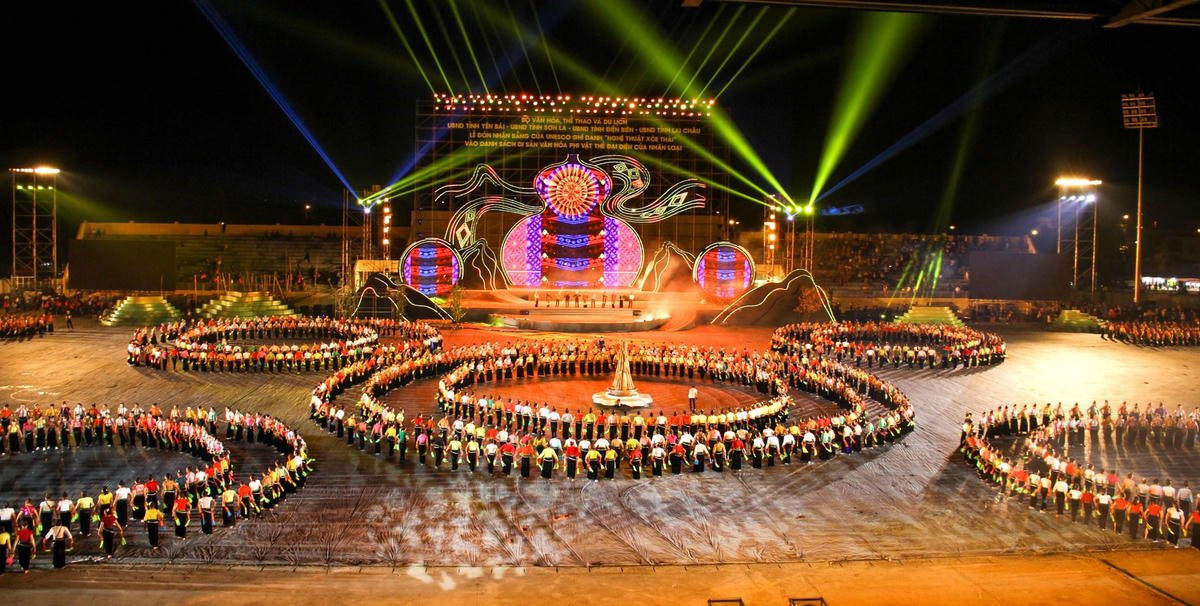 Màn đại xòe hấp dẫn trong đêm vinh danh di sản có 2022 nghệ nhân và diễn viên. Ảnh: Bùi Xuân Đông.