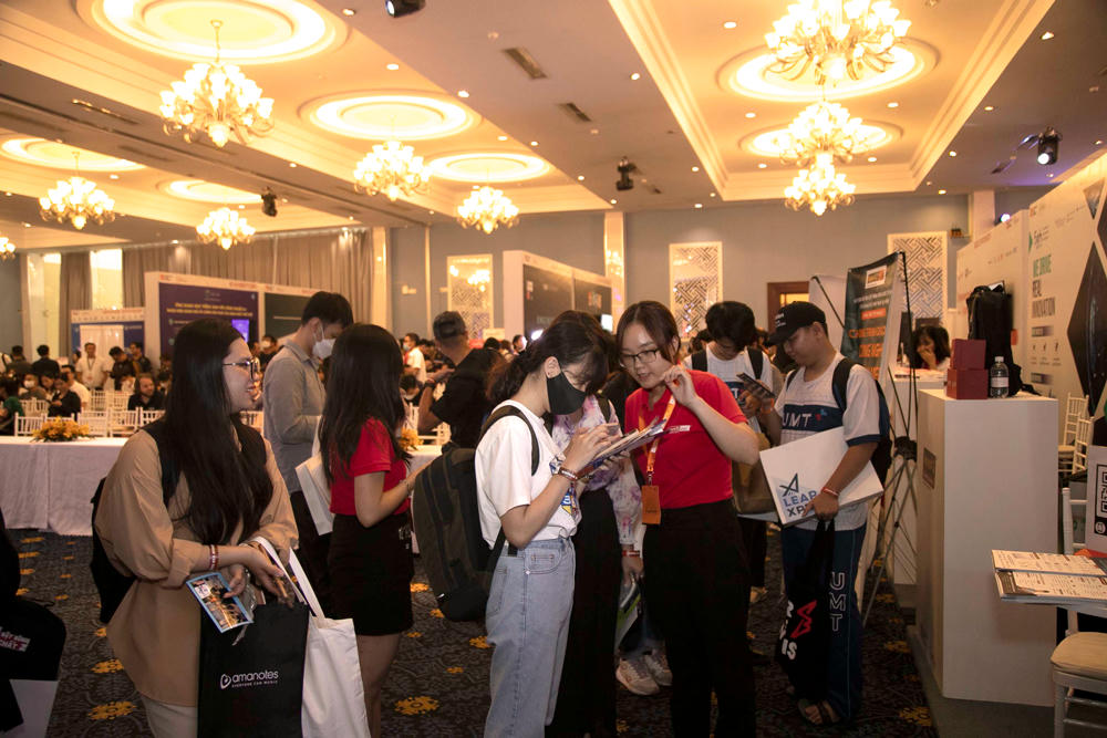 Giới trẻ trải nghiệm công nghệ thông tin tại Ngày hội công nghệ diễn ra tại TPHCM. Ảnh: TL.