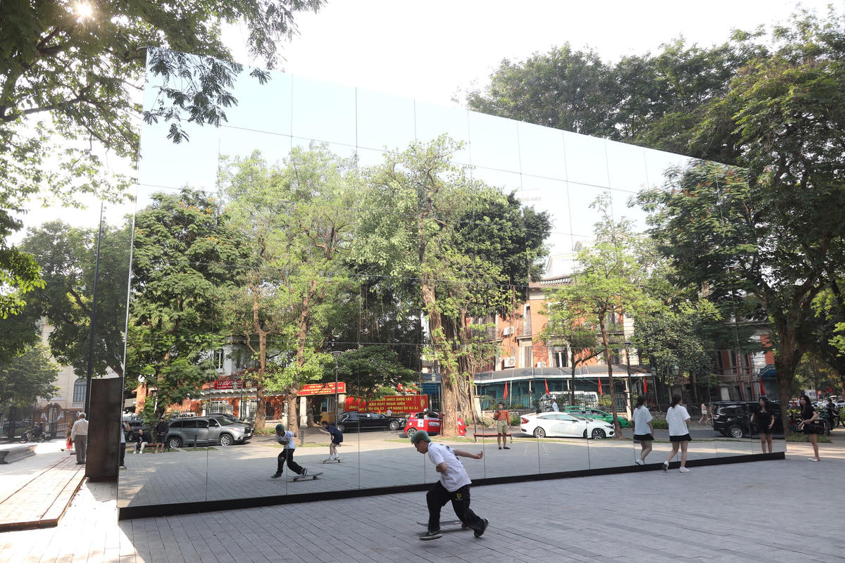 Theo bạn Thùy Linh (Thanh Xuân, Hà Nội) cho hay, sau khi thấy hình ảnh chiếc gương trên mạng nên đã tìm đến vườn hoa Diên Hồng để kiểm chứng xem có chiếc gương khổng lồ thật hay không vì Hà Nội chưa từng có chương trình nào có chiếc gương to như vậy.