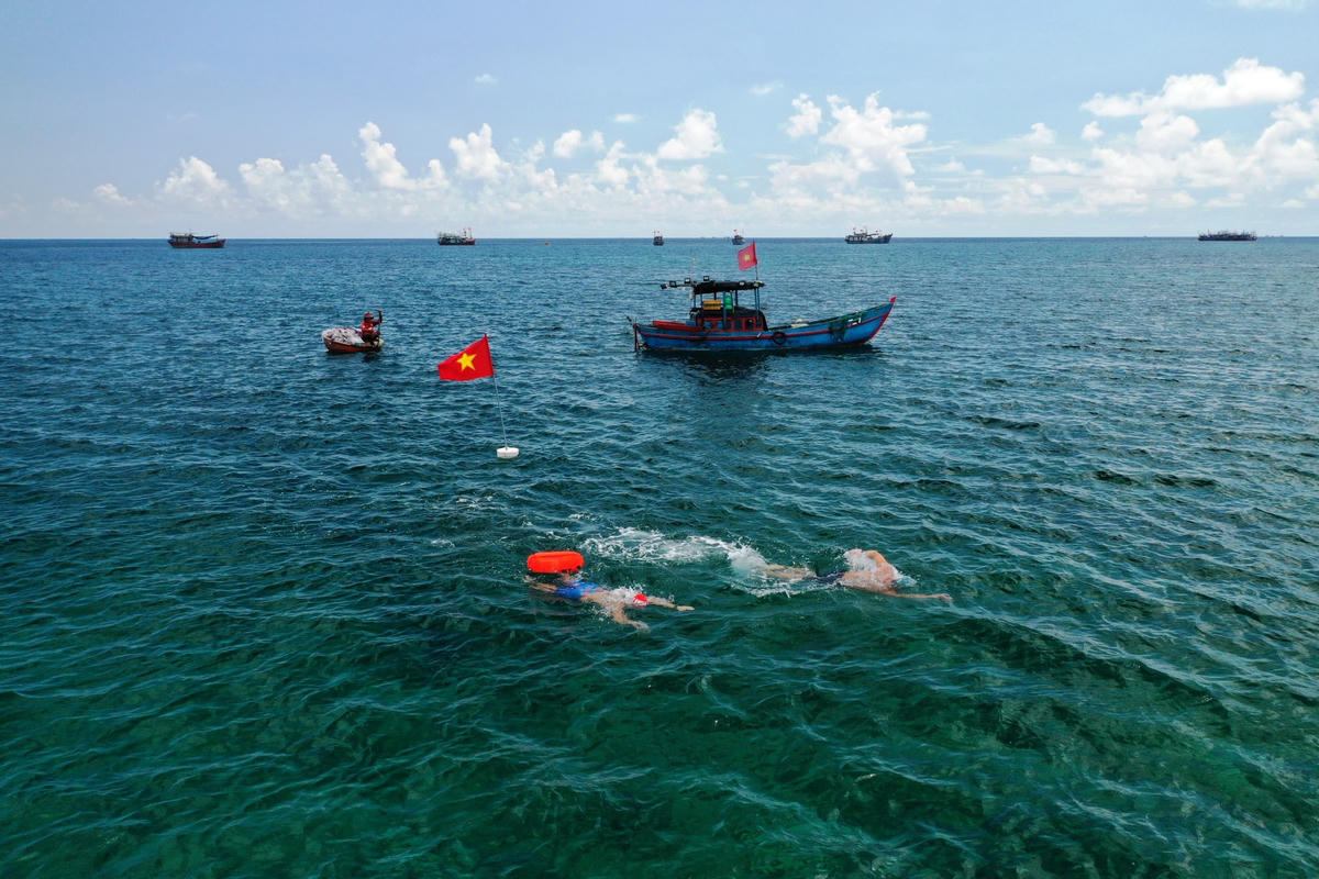 Các VĐV đang nỗ lực bơi vượt biển.