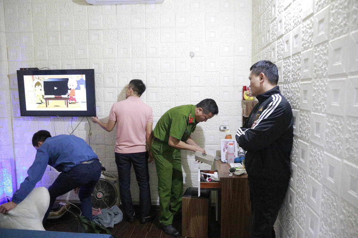 Lực lượng chức năng tiến hành khám xét tại nhà các đối tượng.