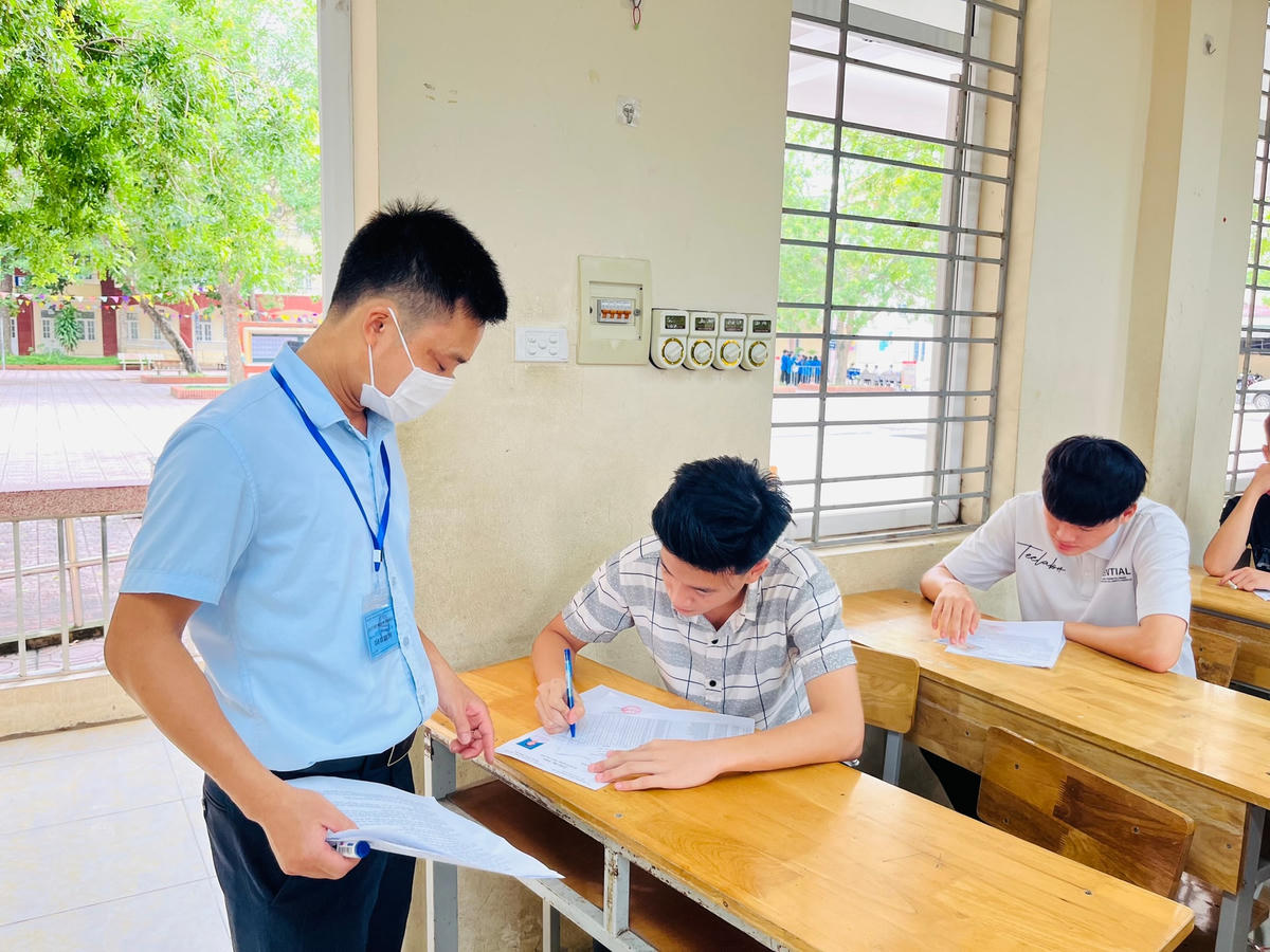 Cán bộ coi thi hướng dẫn thí sinh tại Kỳ thi tốt nghiệp THPT năm 2023.