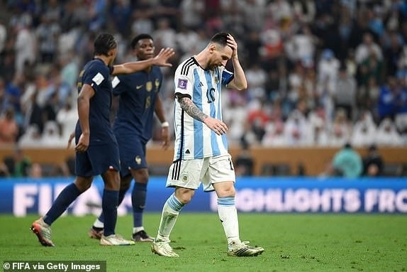 Sự thất vọng của Messi khi chứng kiến đội nhà bị gỡ hòa 2-2 khi chỉ còn chưa đầy 10 phút nữa sẽ kết thúc trận đấu (Ảnh: Getty).