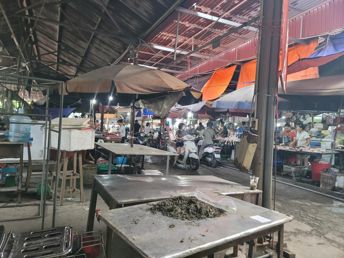 Tiểu thương buôn bán ở chợ tạm nhếch nhác cách đó chưa đầy 100m. Bà Hà (tiểu thương bán đồ gia dụng ở chợ tạm Phú Đô) cho biết ki ốt của bà 