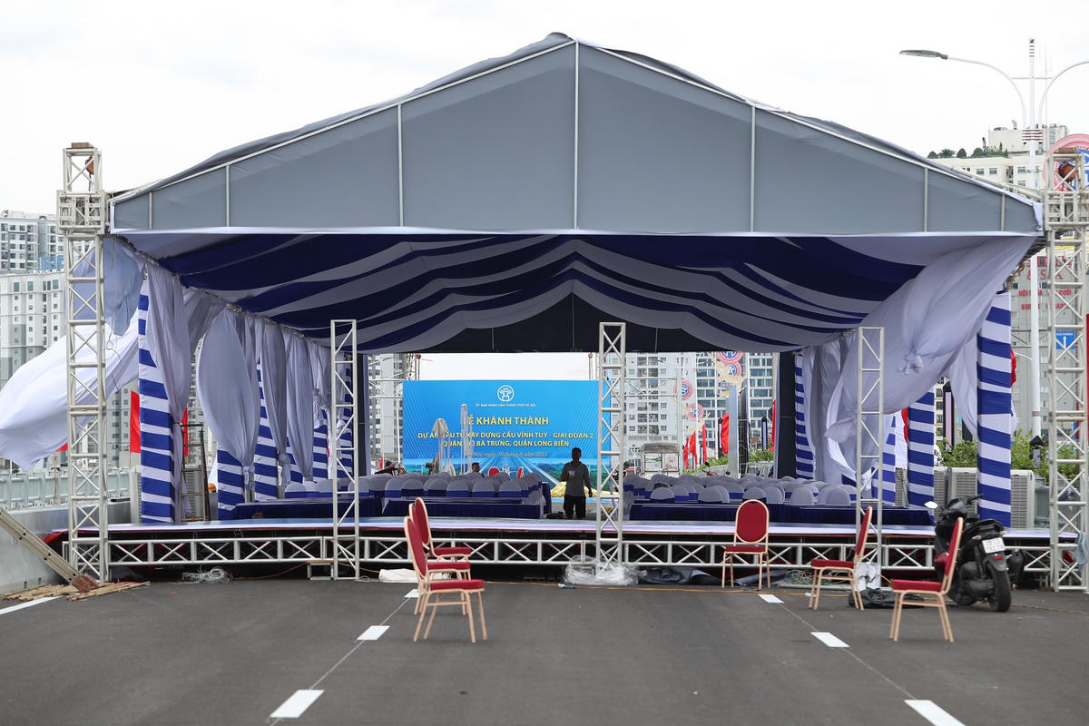 Hiện tại các đơn vị đang lắp đặt rạp chuẩn bị cho buổi lễ khánh thành vào ngày mai (30/8).