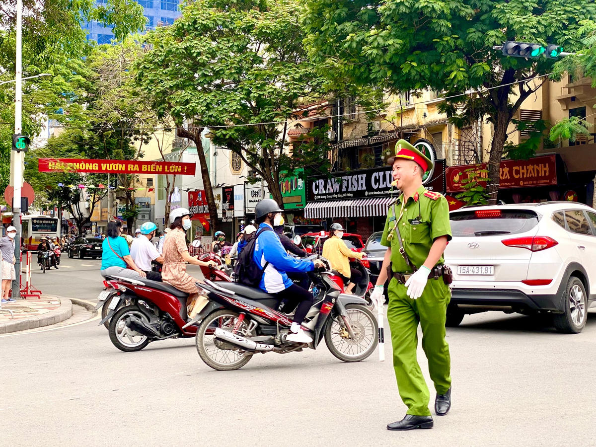 Lực lượng Công an của TP Hải Phòng thực hiện điều tiết, tổ chức phân luồng giao thông tạm thời để đảm bảo an toàn cho lễ hội Hoa Phượng Đỏ.