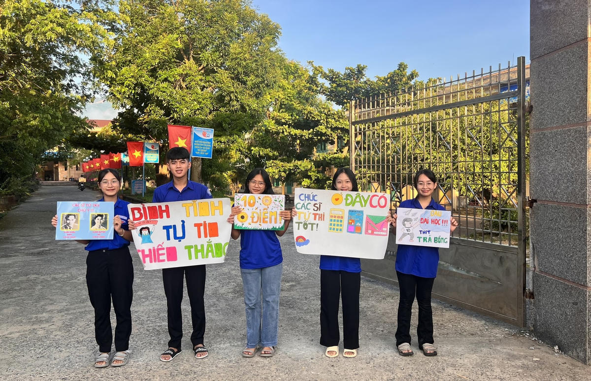 Đoàn viên Quảng Ngãi tiếp sức thí sinh với nhiều câu khẩu hiệu.