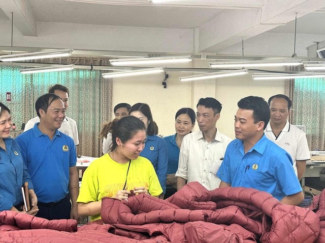 Ông Lê Quang Toản, Chủ tịch LĐLĐ tỉnh Hưng Yên thăm hỏi đoàn viên.