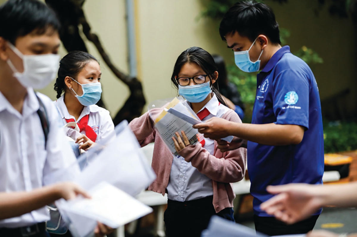 Thí sinh dự thi vào lớp 10 tại TP HCM. Ảnh: Hữu Khoa.