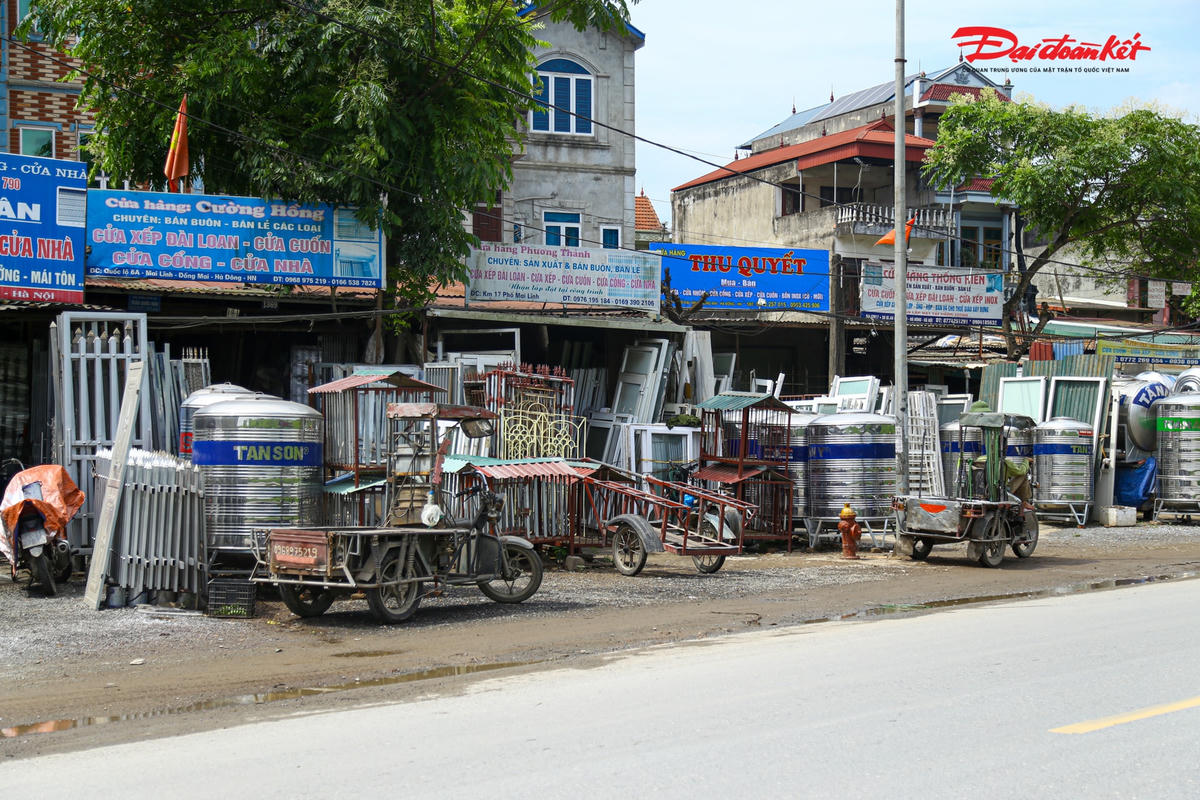 Tại tổ 1 phường Đồng Mai, Hà Đông có bày bán rất nhiều các mặt hàng sắt vì vậy, hàng loạt xe tự chế đều ở phía trước  cửa hàng để chuẩn bị bốc xếp hàng hóa. Dù đã có lệnh cấm của Chủ tịch UBND TP Hà Nội, phóng viên không hề thấy bóng dáng của lực lượng chức năng đi xử lý, vì vậy, các xe tự chế này ngang nhiên lộng hành.