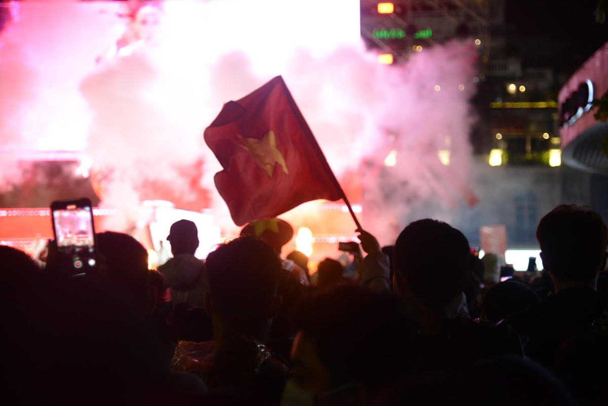 Hàng vạn người ken chặt Quảng trường Đông Kinh Nghĩa Thục cổ vũ U23 Việt Nam