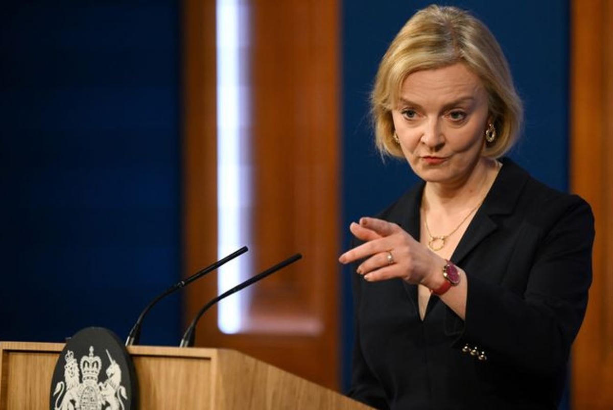 Bà Liz Truss phát biểu trước khi rời ghế Thủ tướng Anh.  