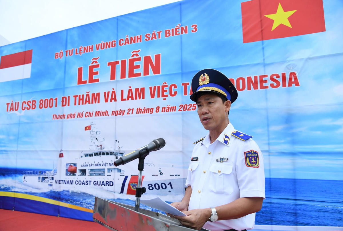 Thiếu tướng Ngô Bình Minh, Tư lệnh Vùng CSB 3 phát biểu tại Lễ tiễn Tàu 8001 lên đường thục hiện nhiệm vụ tại Indonesia (1)