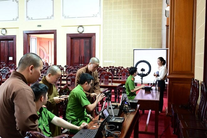 Chư tôn đức cùng Tăng, Ni sinh được hướng dẫn đăng ký kích hoạt và sử dụng tài khoản định danh điện tử.