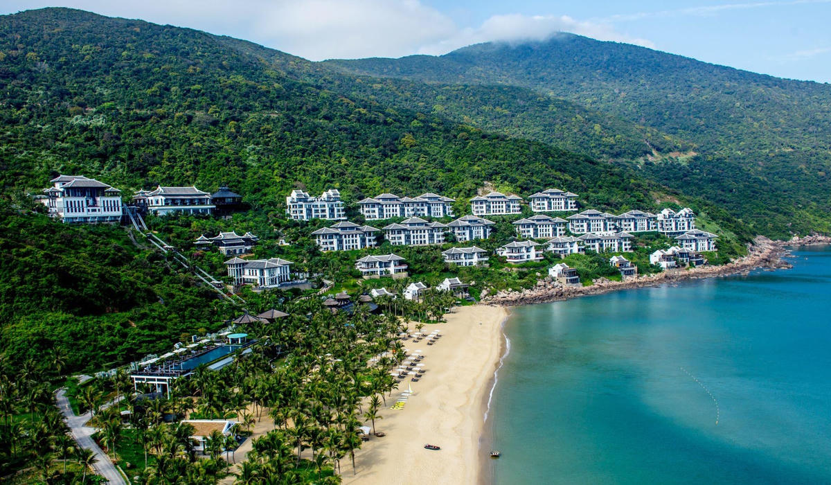 Bạn sẽ được du ngoạn qua các căn phòng của InterContinental Danang Peninsula Resort, dạo bước bên các bể bơi vô cực sang trọng.
