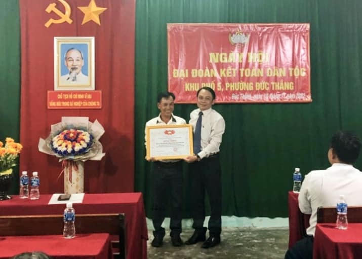 Ông Nguyễn Văn Trí, Phó Chủ tịch Thường trực Ủy ban MTTQ Việt Nam tỉnh Bình Thuận, tặng bằng khen cho Ban công tác Mặt trận khu phố 5. có thành tích xuất sắc trong thực hiện Cuộc vận động "Toàn dân đoàn kết xây dựng nông thôn mới, đô thị văn minh" năm 2022.