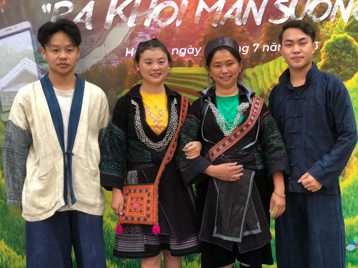 Tọa đàm nói về những chia sẻ, lát cắt trong cuộc đời hai mẹ con - Chị Châu Thị Say và em Má Thị Di (ở giữa).