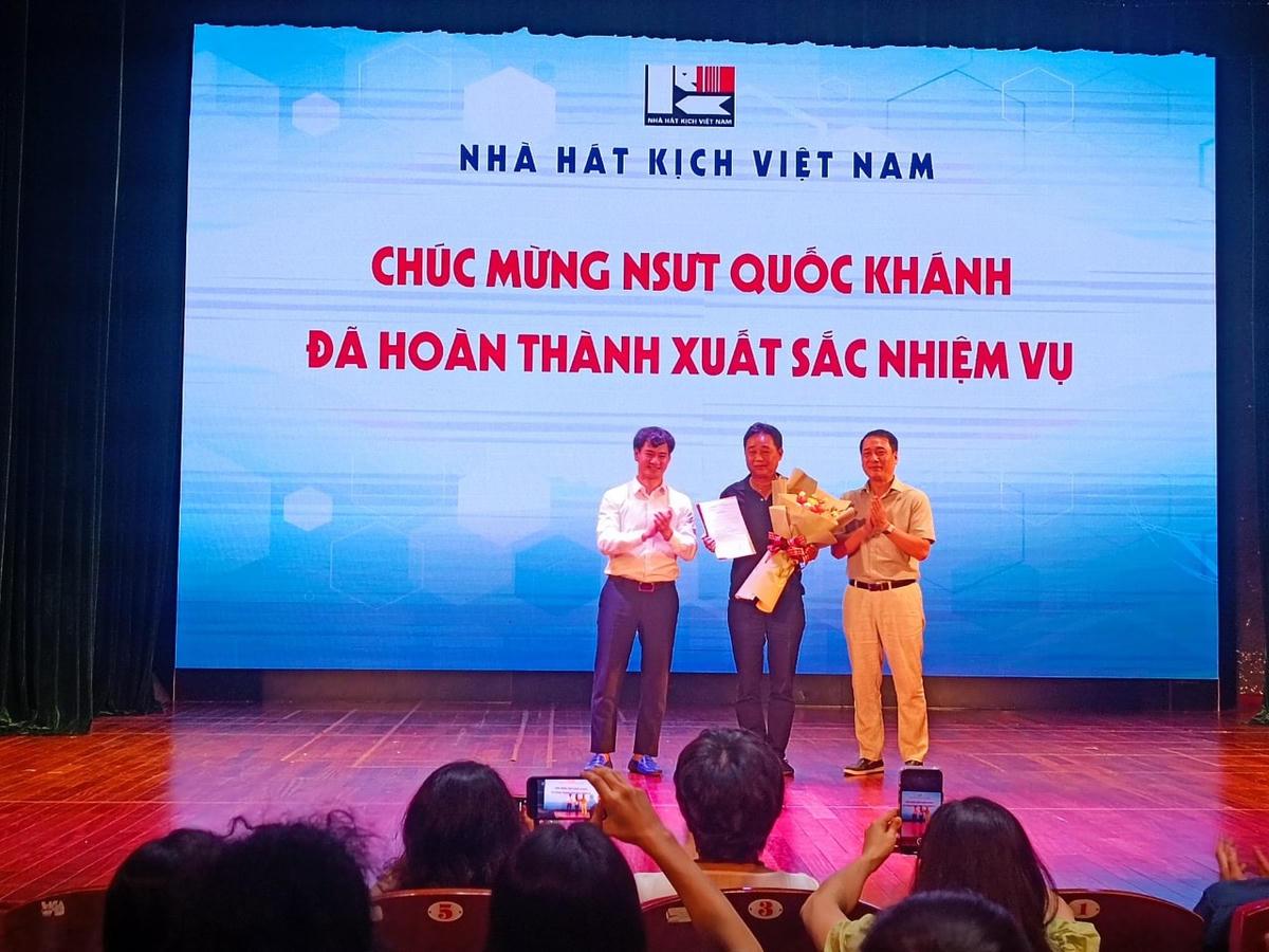 Ban Giám đốc Nhà hát Kịch Việt Nam trao quyết định nghỉ hưu cho NSƯT Quốc Khánh.