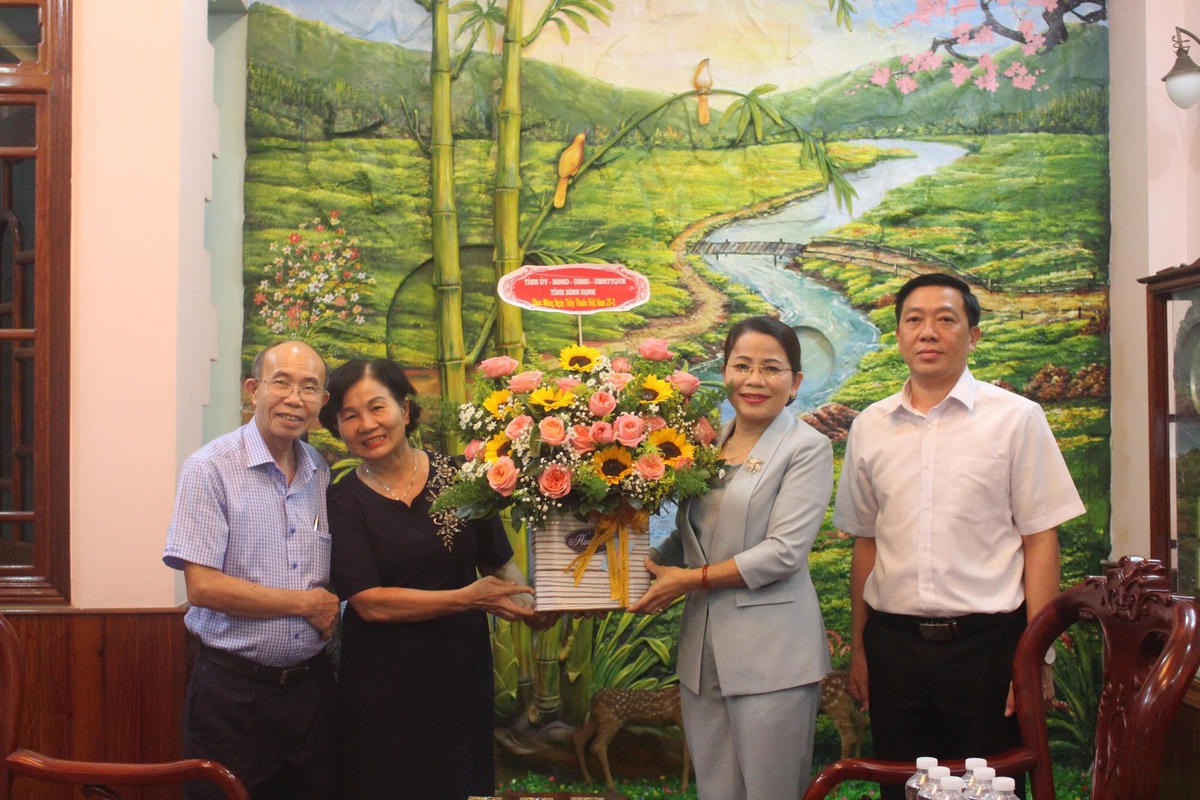 Nguyễn Thị Phong Vũ, Chủ tịch Ủy ban MTTQ Việt Nam tỉnh Bình Định, tặng hoa chúc mừngThầy thuốc Nhân dân Phan Cảnh Cương, nhân ngày Thầy thuốc Việt Nam 27/2