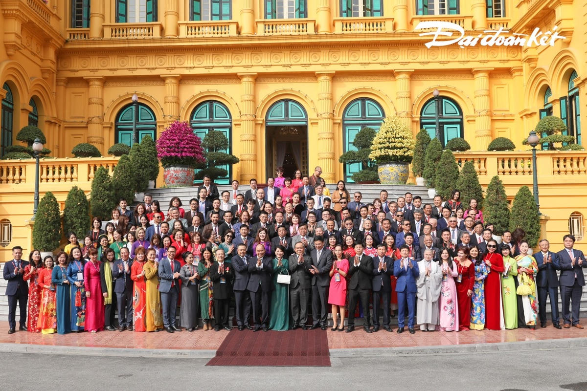 Chủ tịch nước Nguyễn Xuân Phúc và Phu nhân chụp ảnh cùng đoàn kiều bào tại Phủ Chủ tịch. Ảnh: Quang Vinh.