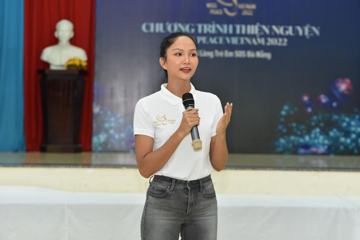 Hoa hậu H'Hen Niê là đại sứ kiêm thành viên Ban giám khảo của cuộc thi Miss Peace Vietnam 2022.