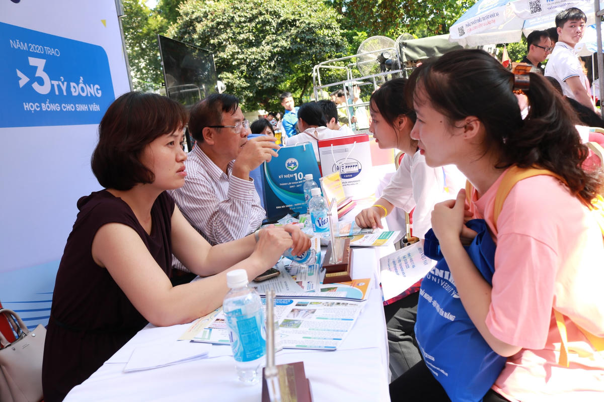 Tuyển sinh 2023: Nhiều trường đại học vẫn ưu tiên xét tuyển học bạ