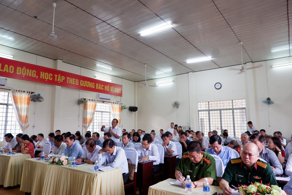 Toàn cảnh buổi tiếp xúc.