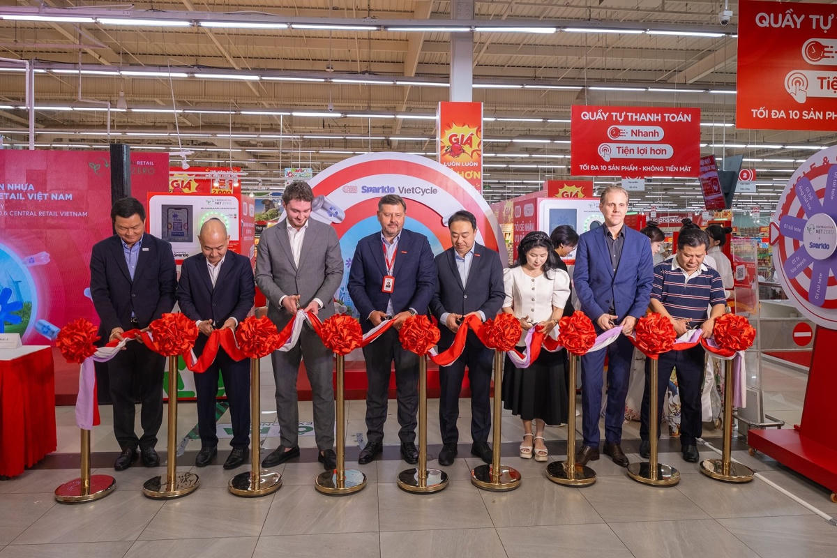 Nghi thức cắt băng chính thức đưa các máy các máy thu gom rác thải tái chế tại siêu thị GO! An Lạc đi vào hoạt động