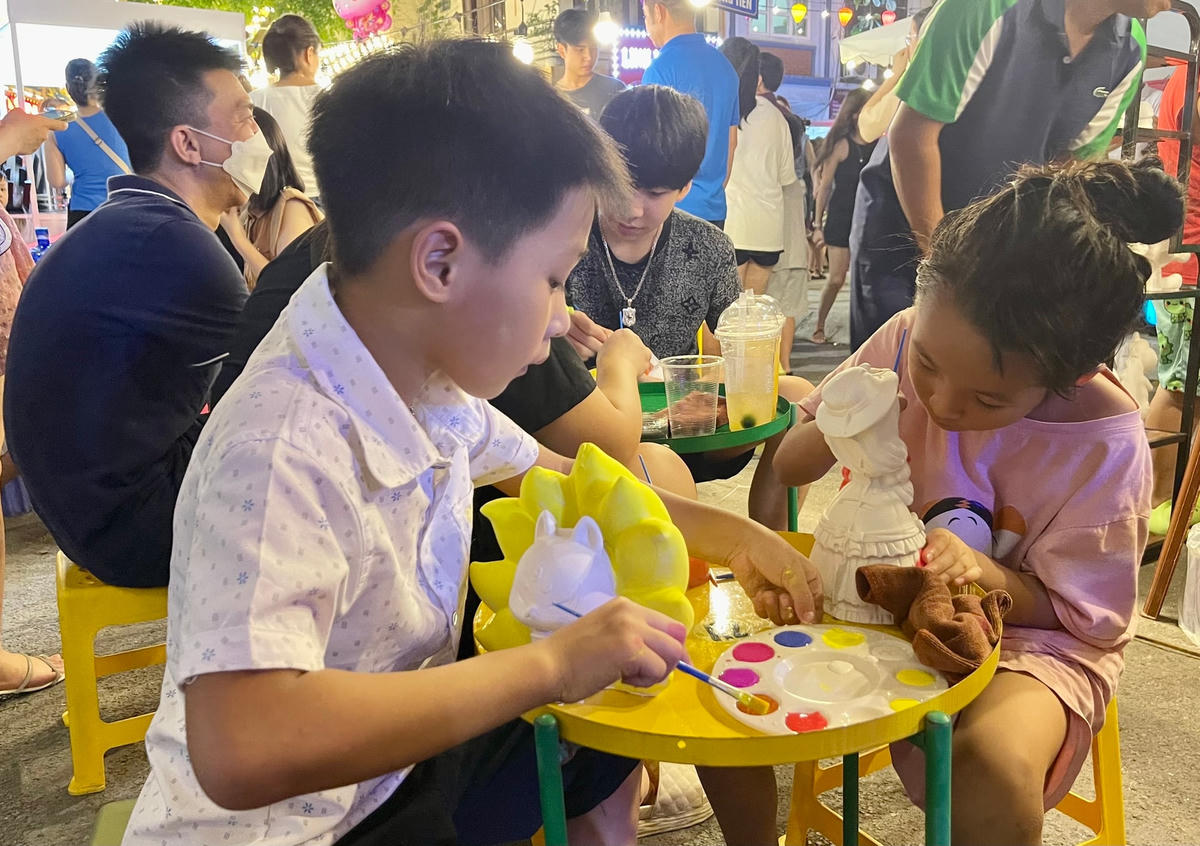 Các em nhỏ vui chơi, ăn uống tại phố đi bộ Bài Thơ.