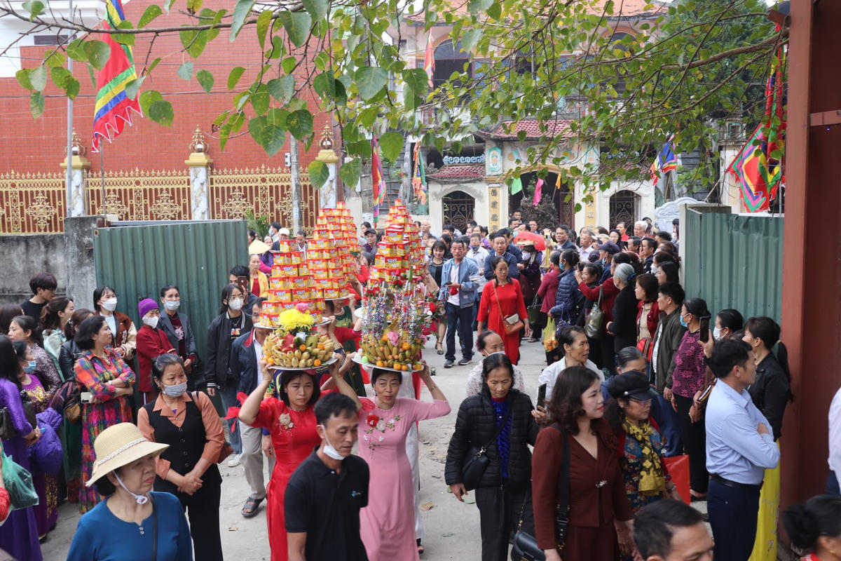  Sau khi kiệu được rước về Phủ Trịnh, các con em trong dòng họ Trịnh và người dân, du khách thập phương vào dâng hương, tế lễ.