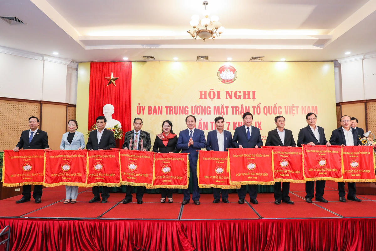 Phó Chủ tịch - Tổng Thư ký Lê Tiến Châu tặng Cờ thi đua cho các đơn vị có thành tích xuất sắc trong công tác Mặt trận năm 2022.