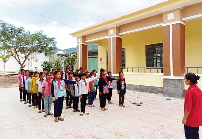 Các em họ sinh trên địa bàn huyện Sa Thầy huyện Sa Thầy phấn khởi khi trường được đầu tư xây dựng khang trang từ nguồn vốn Chương trình MTQG 1719.