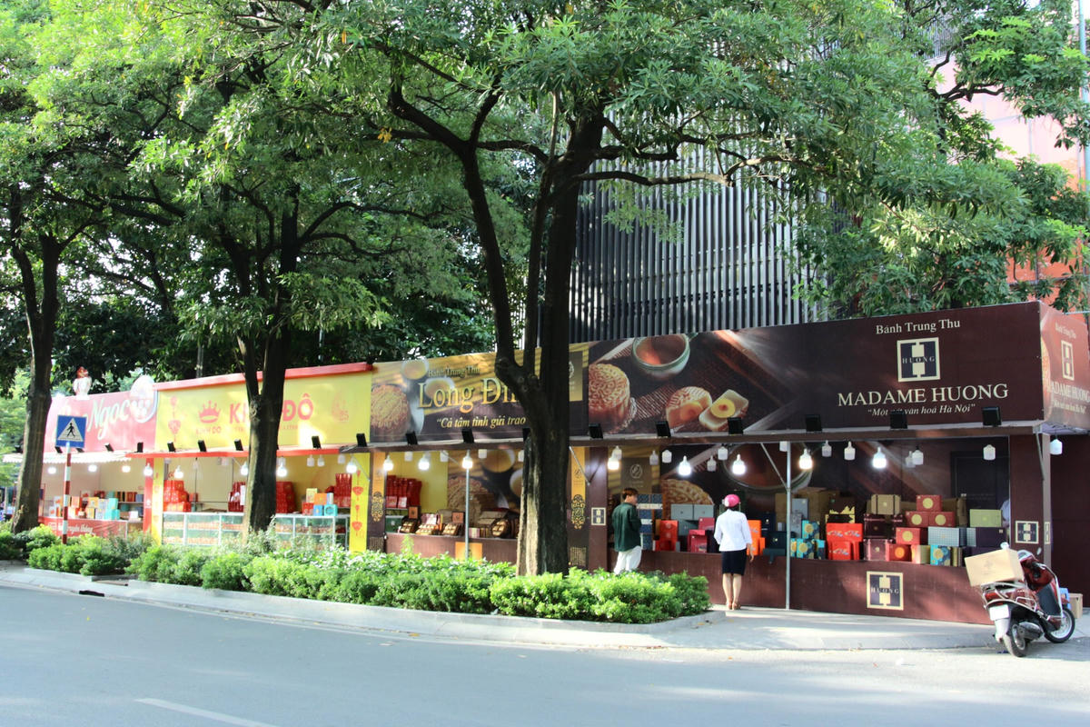 Hàng loạt các quầy kinh doanh bánh Trung thu mọc lên trên nhiều tuyến phố của Hà Nội. 