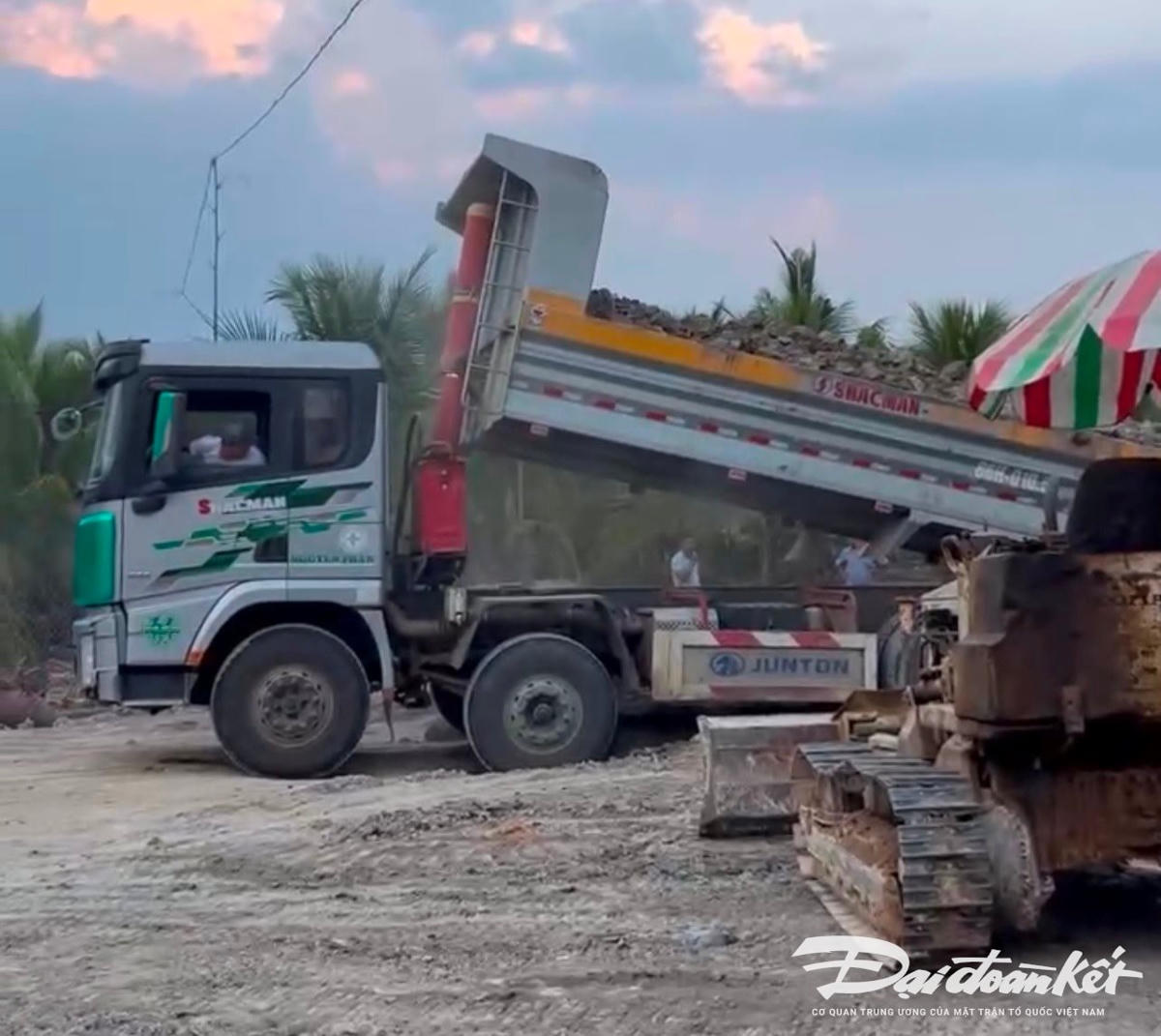 Chiếc xe ben biển số 86H-010.53 chở đất từ khu vực khai thác trái phép của ông Nguyễn Phận ở xã Đức Tín, sau đó vận chuyển đất trái phép đổ cho một người dân ở ấp 2, xã Gia Canh, huyện Định Quán. Ảnh PV Nguyên Vũ chụp ngày 1/4/2024.