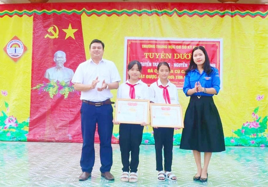Lãnh đạo huyện đoàn Kỳ Anh tặng bằng khen hai em.