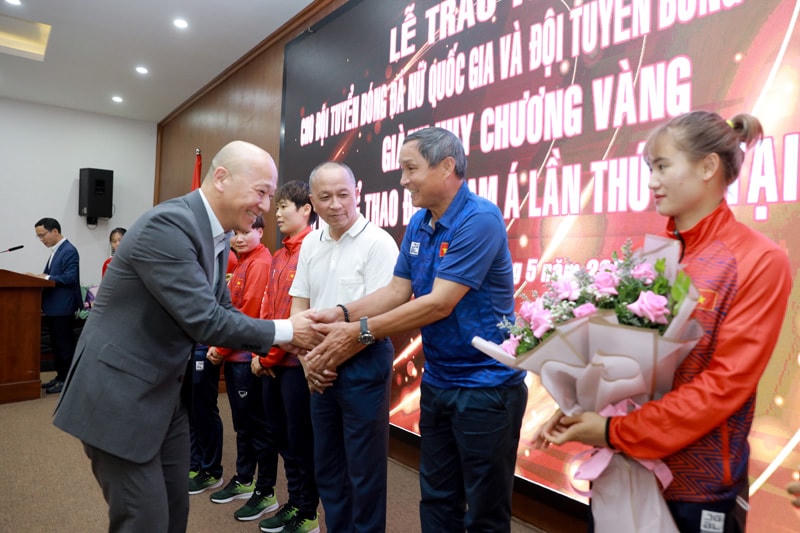 Ông Yasuhiko Imai, Phó Chủ tịch Hội đồng thành viên FE CREDIT chúc mừng thầy trò HLV Mai Đức Chung.