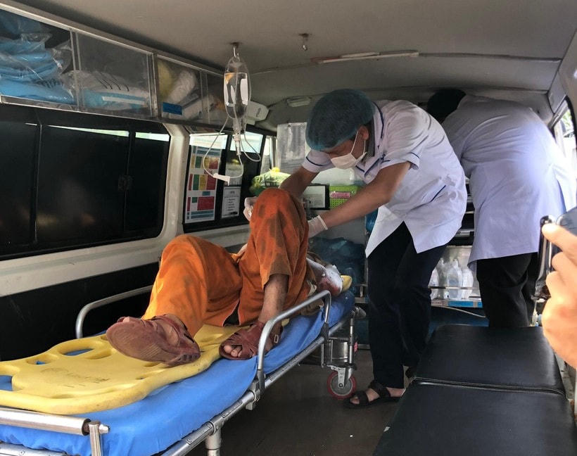 Anh  N.V.Q. được đưa đi cấp cứu trong tình trạng nguy kịch.
