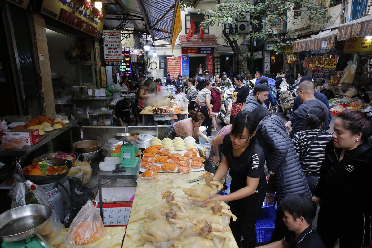 Theo ghi nhận của PV Báo Đại Đoàn Kết Online, dù còn 1 ngày nữa mới tới ngày ông Công, ông Táo về trời nhưng tại khu chợ Hàng Bè (Hoàn Kiếm, Hà Nội) đã bắt đầu nhộn nhịp, tấp nập người dân đến mua đồ cũng lễ. Dù giá các mặt hàng khá cao, song nhiều người vẫn hài lòng khi lựa chọn được những món đồ cúng ưng ý.